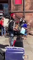 Download Video: Cet artiste de rue surdoué joue de 6 instruments en même temps