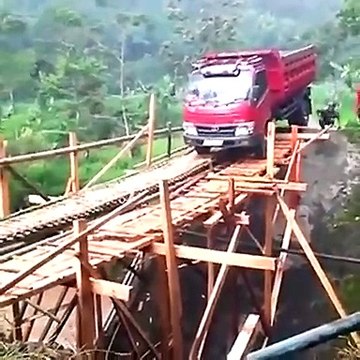 Il pense vraiment pouvoir traverser ce pont en camion???