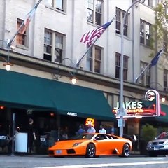 Il saute sur une Lamborghini en BMX sous les yeux des passants...