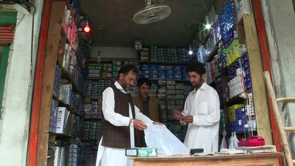 "علاقة حب" قاتلة بين الباكستانيين وأكياس البلاستيك