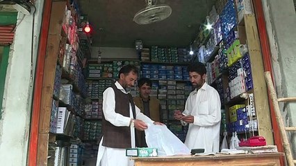 "علاقة حب" قاتلة بين الباكستانيين وأكياس البلاستيك