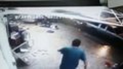 En video: vehículo 'arrasó' con puesto de comidas rápidas en Palmira