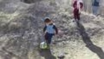 El niño afgano que emula a Lionel Messi con una bolsa de plástico