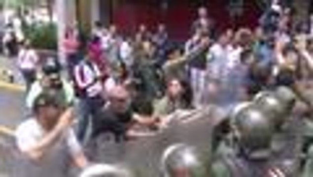 En video: el ataque de chavistas a diputados opositores frente al CNE en Venezuela