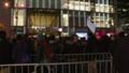 En video: "¡No es mi presidente", el lema de protestas contra elección de Trump en EE.UU.