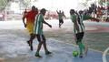 En video: el 'Tino' Asprilla y otros exjugadores inaugurararon polideportivo de La Elvira