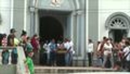 Video: con esposas en manos, preso asiste a entierro de su hija muerta en tragedia de Mocoa