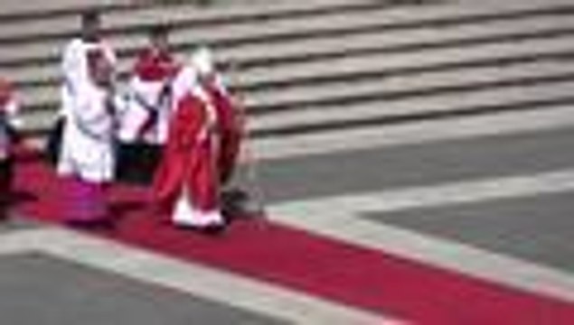 El papa Francisco condenó hoy con firmeza la guerra y el terrorismo durante la misa que presidió en el Vaticano este Domingo de Ramos, el mismo día en el que al menos 22 personas han muerto en un atentado en Egipto.
