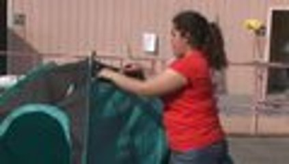 Estudiantes latinas crean carpas con energía solar para habitantes de la calle en California