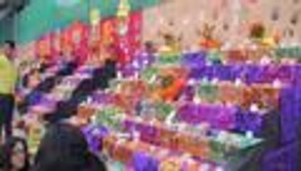 Familias mexicanas rinden homenaje a v√≠ctimas del sismo en el D√≠a de Muertos