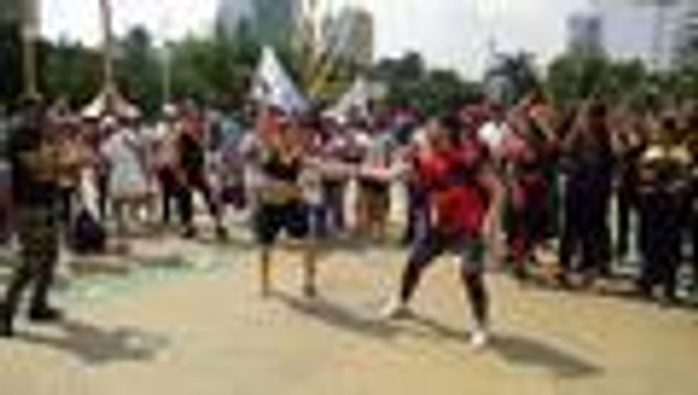 En video: a ritmo de Salsa, bailarines defienden vallas de seguridad en el Salsódromo de Cali