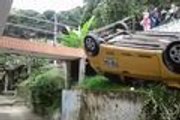 Así quedó el taxi luego de volcarse en el barrio San Cayetano