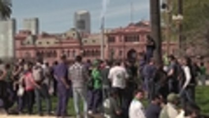 Télécharger la video: Argentinos protestan contra políticas económicas de Macri en vísperas de huelga general