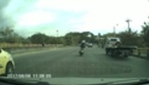 Momento exacto en que ambulancia arrolla a motociclistas