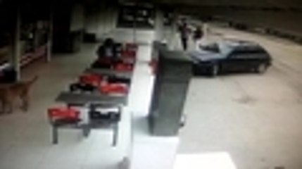 En video: con bate y cuchillo robaron a un hombre en una panadería de Palmira