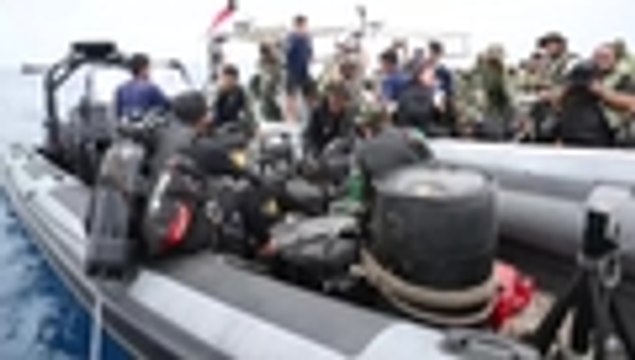 Continúa la búsqueda de las cajas negras del avión accidentado en Indonesia