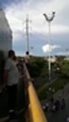 Video paramédico rescata a hombre a punto de caer de un puente en el norte de Cali