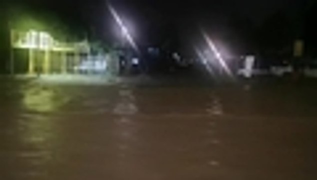Inundación de calles y congestión vehícular por fuertes lluvias de este viernes en Cali