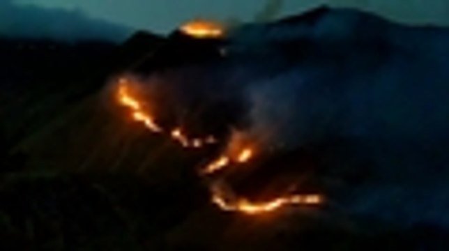 Así avanza de noche el incendio forestal en zona montañosa de la vía al Mar, oeste de Cali