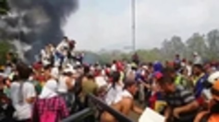 Camión con ayuda humanitaria quemado