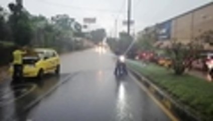 Calles inundadas en Cali por el fuerte aguacero de este jueves