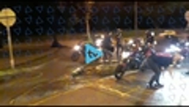 Video: motociclistas salieron a pintar huecos en calles de Cali para evitar más accidentes