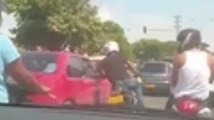 Video motociclistas asaltan a vehículo en Autopista Sur, en Cali