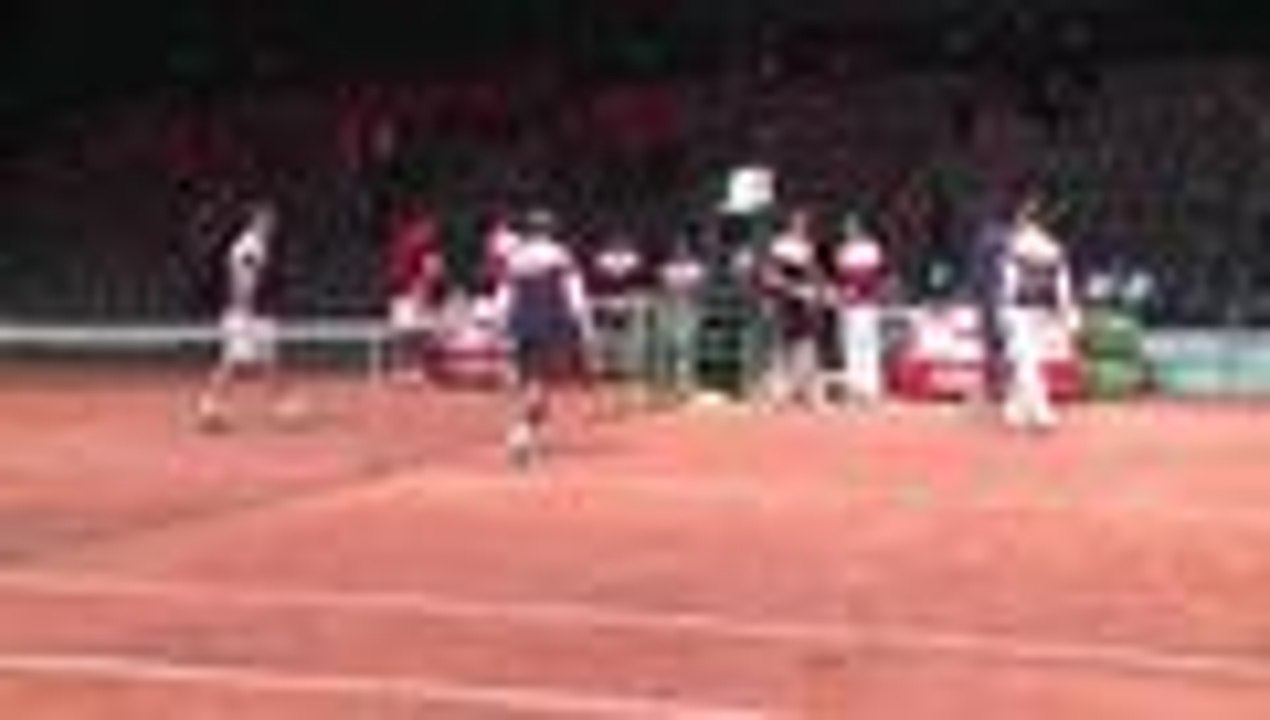 Gael Monfils venció a Roger Federer y empató la serie en Copa Davis