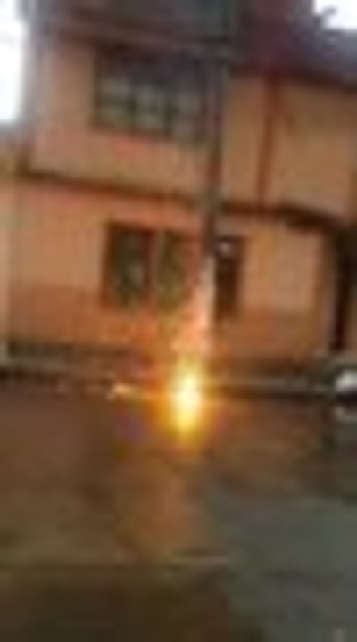 Video: caída de cable de energía provocó corto en barrio La Base