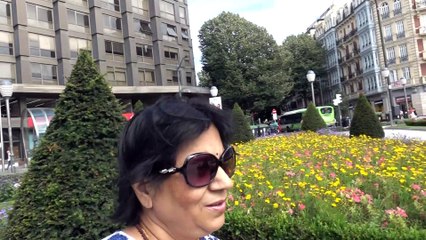 BDMV-171 Aruna & Hari Sharma walking to Federico Moyúa Plaza 48009 Bilbo, Bizkaia Aug 07, 2019
