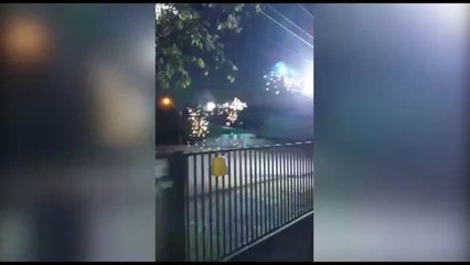 Vídeo mostra série de curtos-circuitos na rede elétrica em rua no Santa Felicidade
