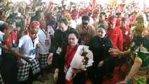 Disambut dengan Lagu dan Tarian Bali, Megawati Tiba di Kongres V PDIP