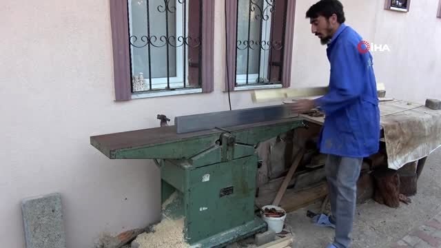 Üniversiteli genç, 3 metrekarelik mini atölyede ahşaptan hediyelik eşya üretip Türkiye'ye satıyor
