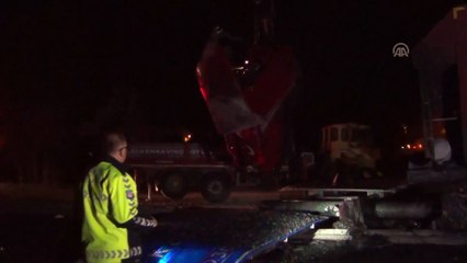 Yön levhasına çarpan tırın sürücüsü öldü - KONYA