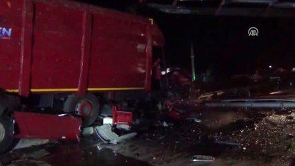 Yön levhasına çarpan tırın sürücüsü öldü