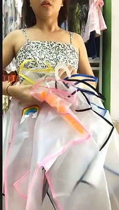Em gái xinh hướng dẫn lựa áo mưa