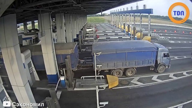 Il force la barrière d’un péage mais le karma le rattrape très vite !