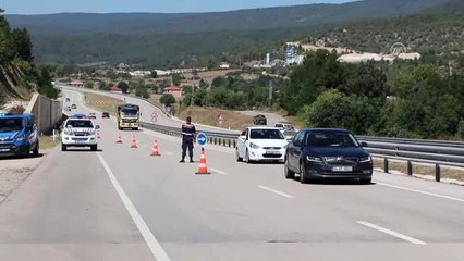 Otomobil yol kenarında bekleyen araca çarptı: 1 ölü, 10 yaralı