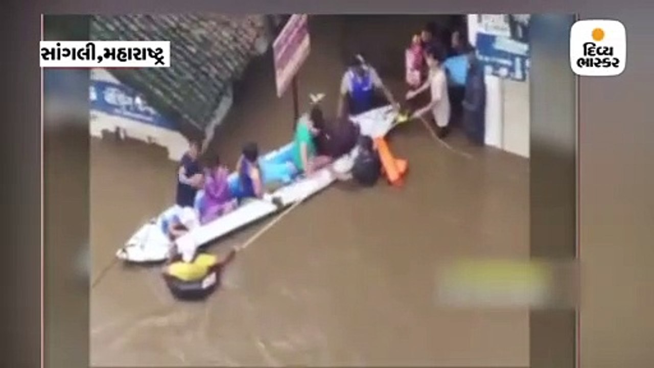 લોકોને બચાવવા રેસ્ક્યૂ કરવા ગયેલી બૉટ પલટી, 9 લ...