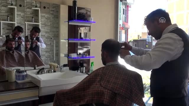 Sokak sokak dolaşıp çocukları bayram tıraşı yapıyor