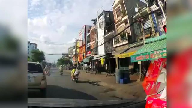 Hablar por teléfono mientras conduces una moto: un accidente ridículo