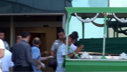 Hostes kıyafetindeki fuları, tabutunun başına konuldu