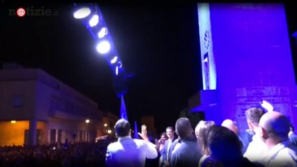 Salvini a Sabaudia sotto la torre di Mussolini "Così mi mettete nei guai" | Notizie.it