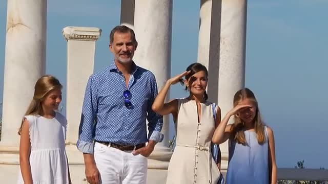 Los Reyes y sus hijas visitan la Casa Museo de Son Marroig