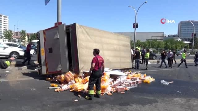 Meşrubat yüklü kamyonet kaza yapıp devrildi: 2 yaralı