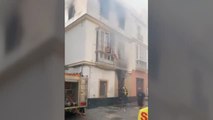 Un hombre escapa trepando del incendio en un edificio okupado en Cádiz