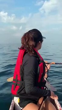 Cette fille voit une baleine surgir à seulement quelques mètres d'elle