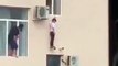Il sauve un enfant menaçant de tomber du haut d'un immeuble