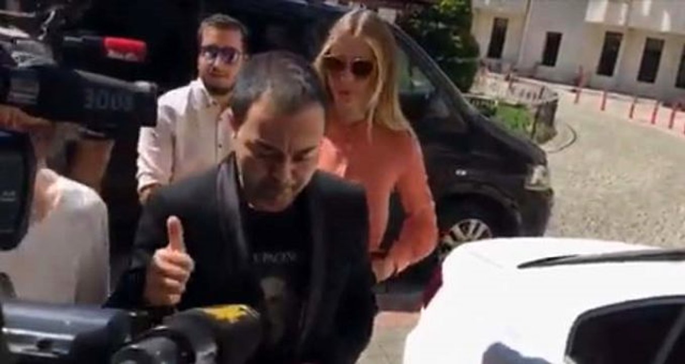 Serdar Ortaç ve Chloe Loughnan, boşanmak üzere adliyeye geldi