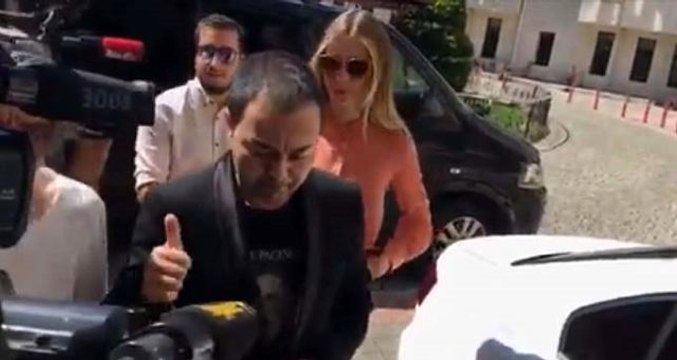 Serdar Ortaç ve Chloe Loughnan, boşanmak üzere adliyeye geldi